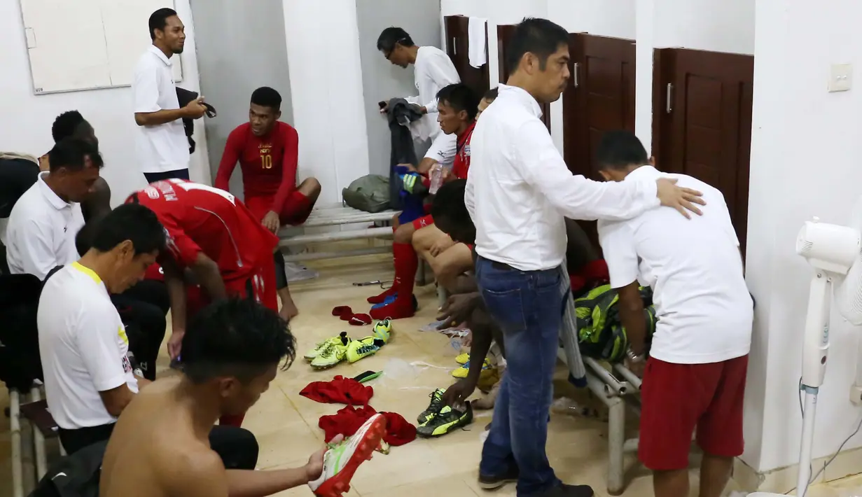 Pelatih Semen Padang, Nil Maizar saat memberikan ucapan selamat usai timnya menang atas PS TNI  Pada laga Piala Jenderal Sudirman grup D di Stadion Manahan, Solo, Sabtu (12/12/2015). (Bola.com/Nicklas Hanoatubun)