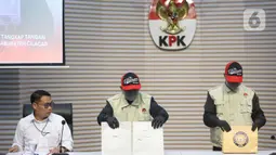 Bupati Cilacap Syamsul Auliya Rachman ditetapkan sebagai tersangka terkait dugaan pemerasan dan penerimaan lainnya di lingkungan Pemerintah Kabupaten Cilacap, Jawa Tengah. Tampak dalam foto, Deputi Bidang Penindakan dan Eksekusi Komisi Pemberantasan Korupsi (KPK), Asep Guntur Rahayu (kiri) menyaksikan petugas yang akan memperlihatkan barang bukti yang disita dari Operasi Tangkap Tangan (OTT) terhadap Bupati Cilacap, Jawa Tengah, Syamsul Auliya Rachman, di Gedung Merah Putih KPK, Jakarta, Sabtu (14/3/2026). (Liputan6.com/Helmi Fithriansyah)
