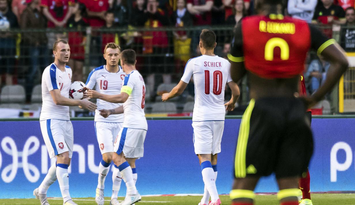 Para pemain Republik Ceko merayakan gol Michael Krmencik (kiri) saat melawan Belgia pada laga persahabatan di King Baudouin stadium, Brussels, (5/6/2017). (AP/Geert Vanden Wijngaert)