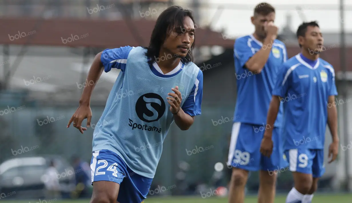 Gelandang jangkar Persib, Hariono, melakukan pemanasan saat latihan di Lapangan Progresif, Bandung, Senin (2/5/2016). (Bola.com/Vitalis Yogi Trisna)