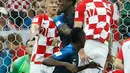 Pemain depan Kroasia Mario Mandzukic (kanan) menyundul bola dan mencetak gol bunuh diri setelah tendangan bebas pemain Prancis Antoine Griezmann pada pertandingan final Piala Dunia 2018 di Stadion Luzhniki Moskow, (15/7). (AFP PHOTO / Ganda Andersen)