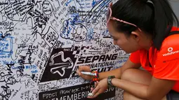 [FOTO] Keluarga Korban MAS MH-370 Kecewa Pengumuman Black Box 