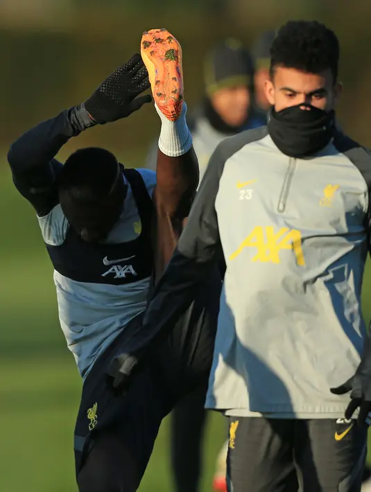 Pemain Liverpool Sadio Mane (kiri) dan Luis Diaz menghadiri sesi latihan di tempat latihan mereka di Liverpool, Senin (7/3/2022). Liverpool akan menyambut Inter Milan pada babak 16 besar Liga Champions di Anfield pada Rabu, 9 Februari 2022 dini hari WIB. (Lindsey Parnaby / AFP)