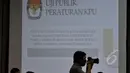 Sebuah slide ditampilkan saat KPU menggelar uji publik tentang peraturan KPU di gedung KPU, Jakarta, Rabu, (18/3/2015). (Liputan6.com/Johan Tallo)