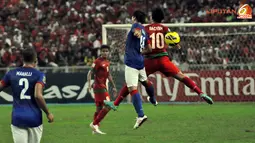 Pemain Indonesia, Irfan Bachdim duel di udara dengan pemain Malaysia dalam Laga Piala AFF Suzuki 2012 antara Malaysia vs Indonesia di Stadion Bukit Jalil, Kuala Lumpur, Malaysia. pertandingan berakhir dengan skor 2-0 untuk Malaysia.