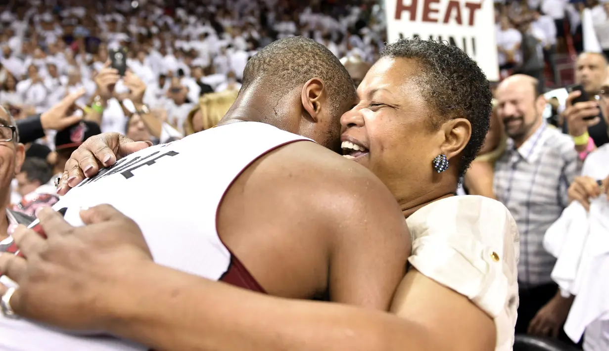 Miami Heat guard, Dwyane Wade (kiri) memeluk ibunya, Jolinda Wade usai menang atas Toronto Raptors 94-87 pada game ke-4 semifinal NBA Playoffs 2016 di American Airlines Arena, Miami, Florida (10/5/2016). (Mandatory Credit: Steve Mitchell-USA TODAY Sports)