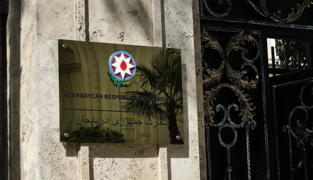 Plakat Kedutaan Besar Azerbaijan di gedung barunya terlihat di Teheran, Iran, Senin (15/7/2024). (AP Photo/Vahid Salemi)