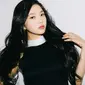 Walaupun memasang wajah yang jutek, akan tetapi Joy Red Velvet masih tetap terlihat cantik menawan. (Foto: allkpop.com)