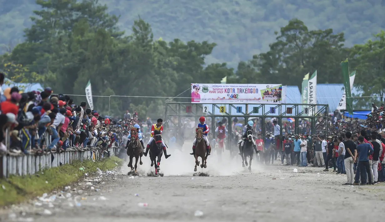 Para joki memacu kuda pada lomba pacuan kuda tradisional di Takengon, provinsi Aceh, 2 Maret 2019. Pacuan kuda tradisional di dataran tinggi Gayo Aceh telah menjadi salah satu kegiatan wisata andalan. (CHAIDEER MAHYUDDIN/AFP)