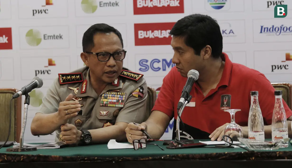 Kapolri, Tito Karnavian berbincang dengan Maruarar Sirait, saat konpers jelang final Piala Presiden 2018 di Hotel Sultan, Jakarta, Kamis (15/2/2018). Final dan semifinal Piala Presiden 2018 akan digelar di SUGBK Jakarta. (Bola.com/M Iqbal Ichsan)