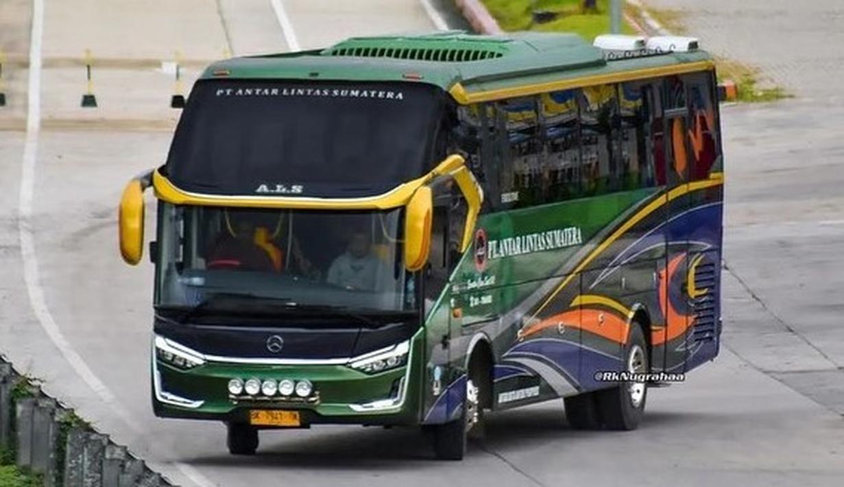 Laksana Legacy SR3 HD merupakan tipe body dalam kelas High Deck Double Glass (HDD) dengan kaca depan model terpisah. (Source: Instagram/@rknugrahaa)