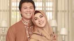 Mereka menepis semua isu tak sedap soal rumah tangga yang berjalan belum lima tahun ini. Sebelumnya pasangan ini memang selalu terlihat romantis di berbagai momen. Penampilannya juga selalu serasi dengan baju couple.(Liputan6.com/IG/@princessyahrini)