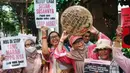 Perempuan membawa peralatan dapur dan memajang poster saat aksi protes menuntut pemerintah mengkaji ulang program Makan Bergizi Gratis (MBG), menurunkan harga Bahan Bakar Minyak (BBM), dan membuka lebih banyak lapangan kerja bagi perempuan, di Jakarta, Kamis 18 Juni 2026. (BAY ISMOYO/AFP)
