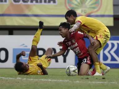 Striker Bali United, Fahmi Ayyubi, berusaha melewati pemain Bhayangkara FC pada laga Shopee Liga 1 di Stadion Patriot Chandrabhaga, Bekasi, Jumat (13/9). Bhayangkara bermain imbang 0-0 atas Bali United. (Bola.com/Yoppy Renato)