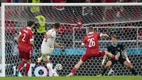 Pemain Denmark Joakim Maehle (kedua kiri) mencetak gol ke gawang Rusia pada pertandingan Grup B Euro 2020 di Stadion Parken, Kopenhagen, Denmark, Senin (21/6/2021). Denmark menang 4-1. (AP Photo/Martin Meissner, Pool)