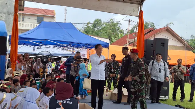 Presiden Joko Widodo atau Jokowi saat meninjau posko tanggap darurat dan pengungsian banjir lahar dingin di Lapangan Batu Taba, Kabupaten Agam, Sumatera Barat