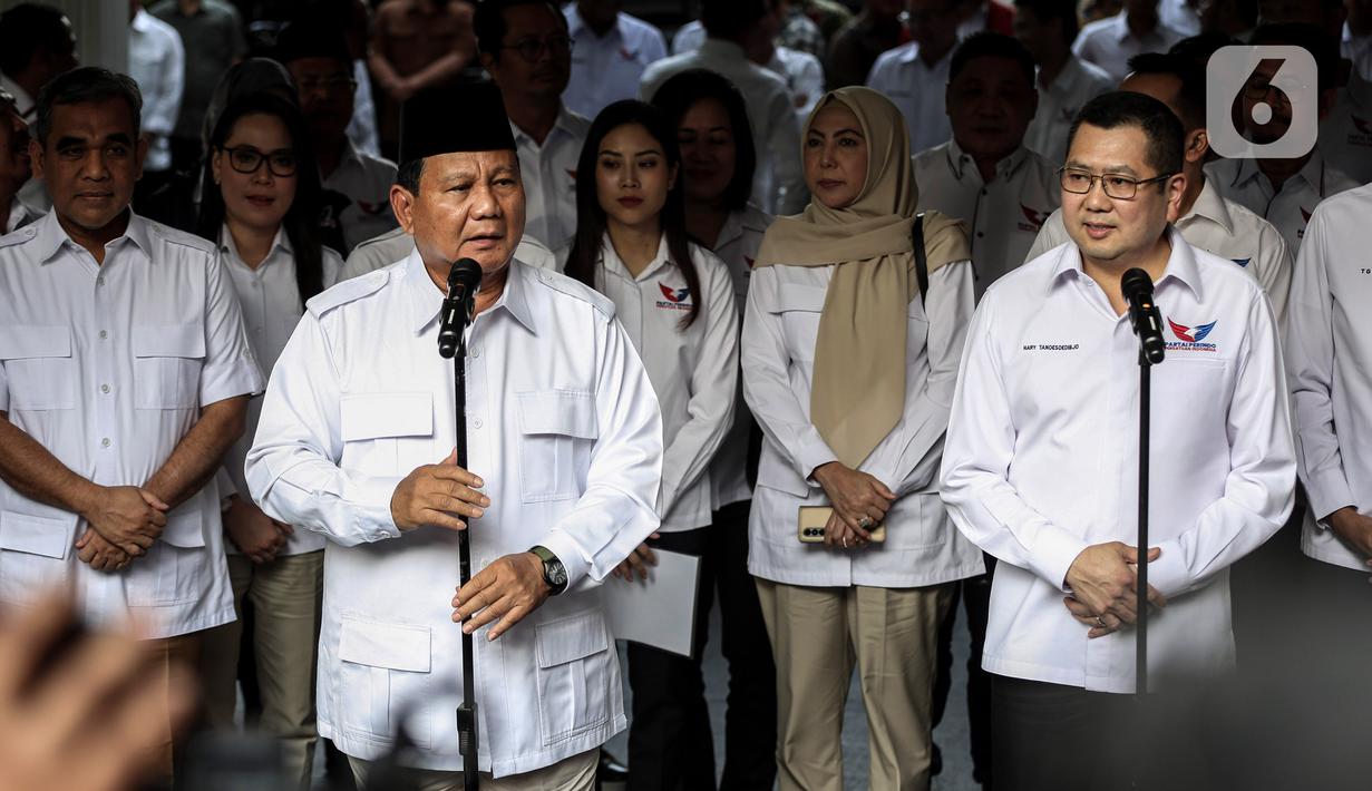 Ketua Umum Partai Perindo Hary Tanoesoedibjo (HT)  menyambangi rumah Ketua Umum Partai Gerindra Prabowo Subianto yang berlokasi di Jalan Kartanegara Nomor 04, Jakarta Selatan, Rabu (5/4/2023). (Liputan6.com/Johan Tallo)
