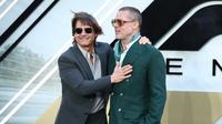 Potret Tom Cruise - Brad Pitt dalam premier film F1. (HENRY NICHOLLS / AFP)