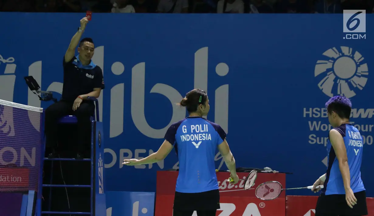Pebulu tangkis ganda putri Indonesia, Greysia Polii/Apriyani Rahayu mendapat peringatan saat melawan Kim So Yeong/Kong Hee Yong (Korsel) di babak 16 besar Indonesia Open 2019 di Istora Senayan, Jakarta, Kamis (18/7/2019). Greysia/Apriyani kalah 20-22, 21-18, 13-21. (Liputan6.com/Helmi Fithriansyah)