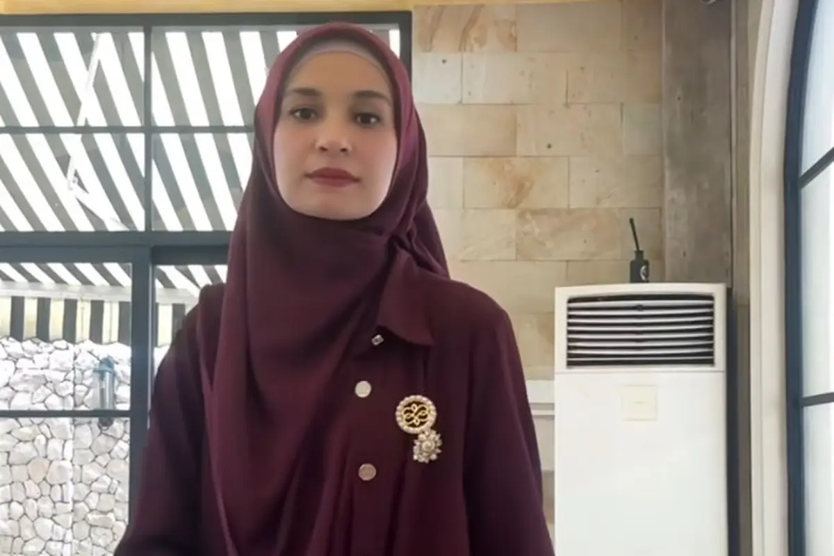 Tren Warna Burgundy untuk baju lebaran
