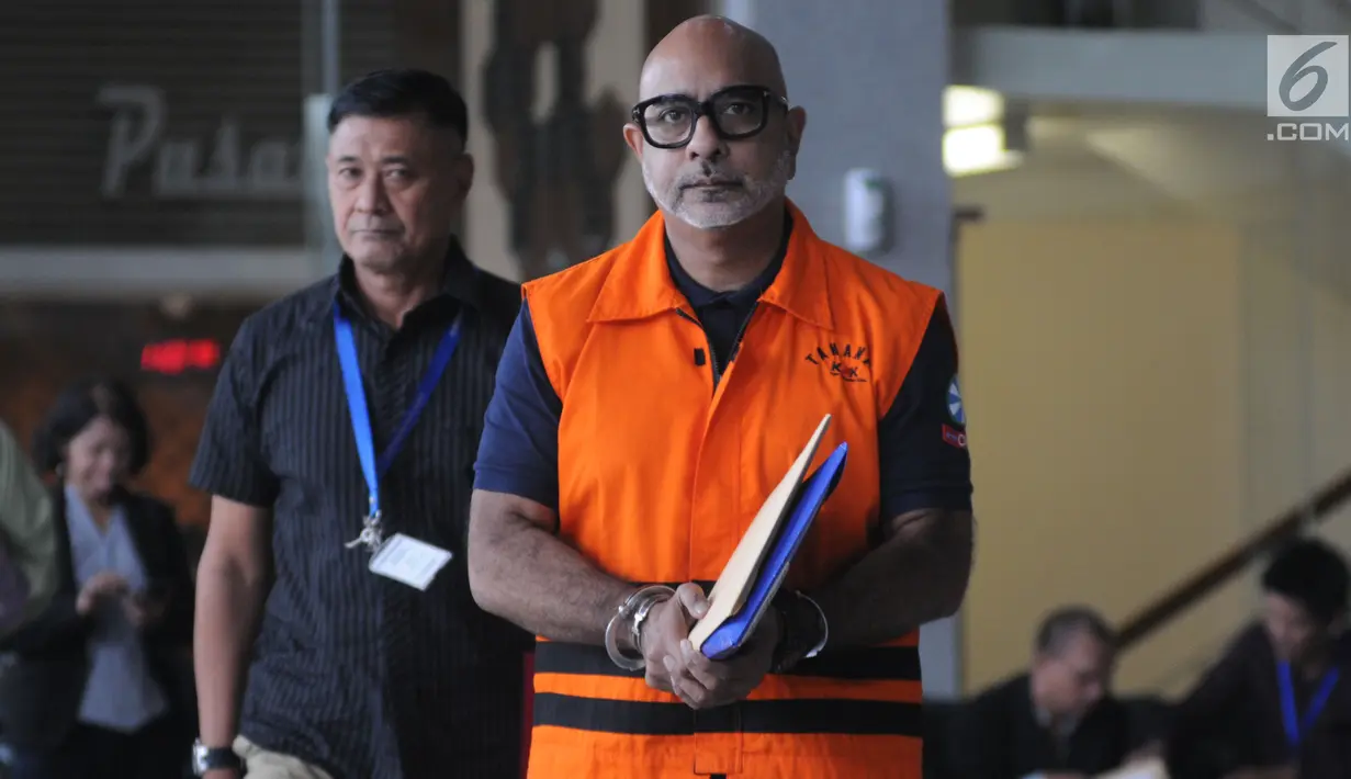 Alexander Muskitta perantara penyuap Direktur Produksi dan Teknologi PT Krakatau Steel (Persero) Tbk, Wisnu Kuncoro keluar usai menjalani pemeriksaan lanjutan di Gedung KPK, Jakarta, Selasa (21/5/2019). (merdeka.com/Dwi Narwoko)