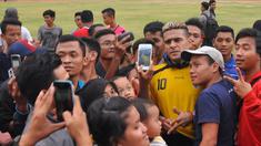 Cristian Gonzales melayani foto bersama para penggemar setelah latihan Arema Cronus di Stadion Manahan, Solo, Jumat (9/10/2015). (Bola.com/Kevin Setiawan)