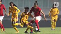 Pemain tengah Timnas Putri Indonesia, Zahra Muzdalifah (kedua kanan) berebut bola dengan gelandang Sri Lanka, Mahamage Achala Sanjeewani Perera saat laga persahabatan di Stadion Pakansari, Kab Bogor, Sabtu (16/11/2019). Indonesia menang telak 5-0 atas Sri Lanka. (Liputan6.com/Helmi Fithriansyah)