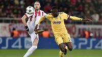 Gelandang Olympiakos, Kostas Fortounis, berebut bola dengan gelandang Juventus, Blaise Matuidi, pada laga Liga Champions di Stadion Georgios Karaiskakis, Rabu (6/12/2017). Juventus menang 2-0 atas Olympiakos. (AFP/Louisa Gouliamaki)