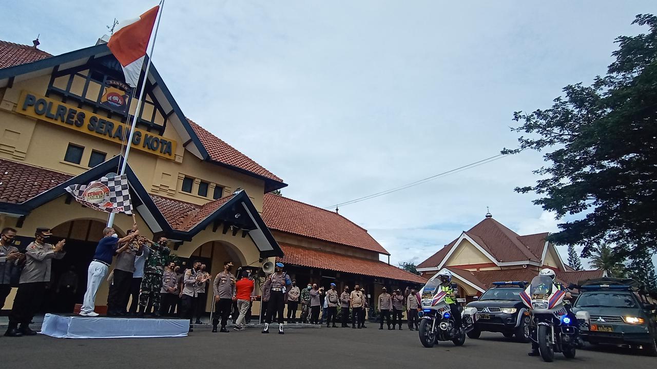 Pelepasan Bantuan Sembako Bagi Warga Terdampak Covid-19 Di Polres Serang Kota. (Rabu, 23/03/2021). (Liputan6.com/Yandhi Deslatama).
