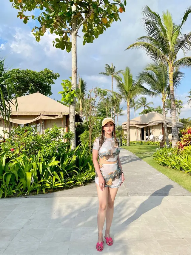 7 Potret Terbaru Amel Alvi, Liburan Ke Bali dengan Gaya Rambut Cornrow