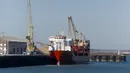 Kapal kargo berbendera Rusia berlabuh di pelabuhan Boulogne-sur-Mer, Prancis utara (26/2/2022). Pejabat Prancis mengatakan marinir yang berpatroli di wilayah Selat Inggris telah mencegat kapal kargo yang berlayar di bawah bendera Rusia dan mengawalnya untuk penyelidikan. (AP Photo/Michel Spingler)