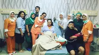 Atiqah Hasiholan melahirkan anak pertamanya [foto: instagram/docvlog]
