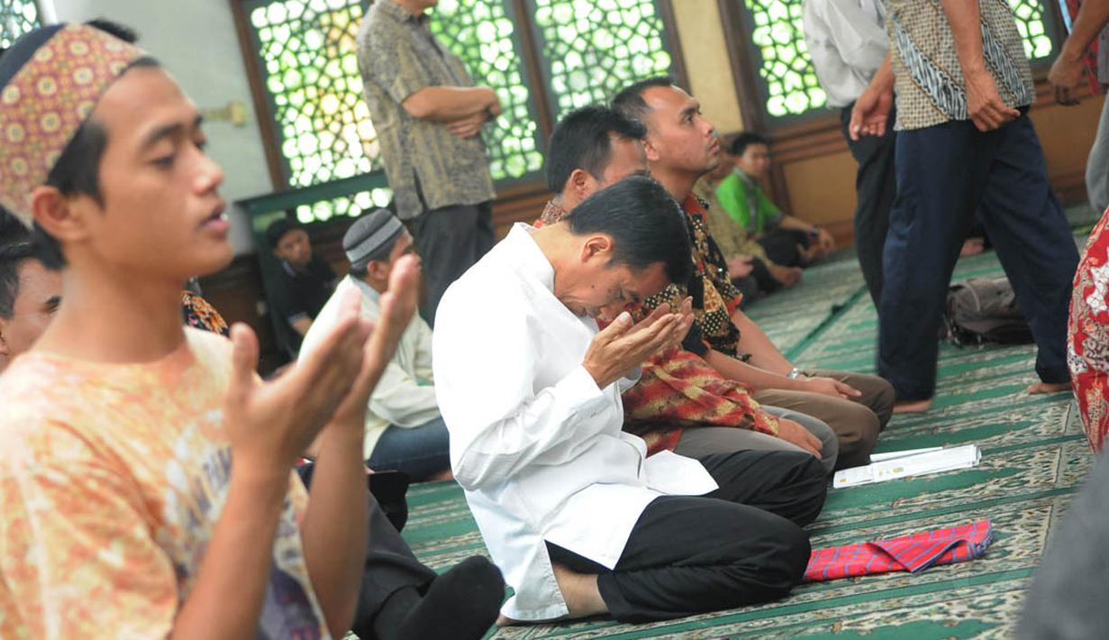 Jokowi saat menunaikan salat Jumat di Masjid Sunda Kelapa, Jakarta, Jumat (3/10/14). (Liputan6.com/Herman Zakharia)