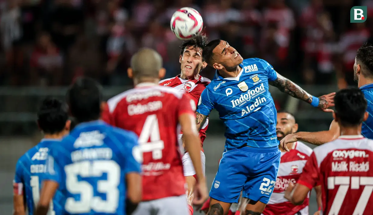 <p>Bek Madura United, Jacob Mahler (kiri) berduel udara dengan bek Persib Bandung, Alberto Rodriguez pada laga leg kedua final Championship Series BRI Liga 1 2023/2024 di Stadion Gelora Bangkalan, Madura, Jumat (31/5/2024). (Bola.com/Bagaskara Lazuardi)</p>