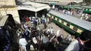 Orang-orang bersiap menaiki kereta untuk kembali ke kota asal mereka untuk liburan Idul Fitri di stasiun kereta api di Karachi, Pakistan (2/6/2019). Idul Fitri menandai akhir bulan suci Ramadan. (AP Photo/Fareed Khan)