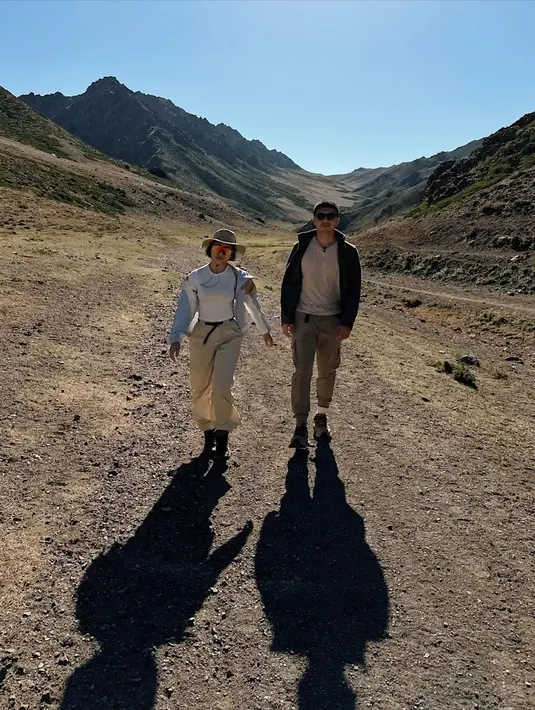 Lihat gaya keren Nikita Willy dan Indra Priawan saat liburan ke Mongolia. Nikita dan Indra tampil kompak dengan outfit safari. [Foto: Instagram/nikitawillyofficial94]