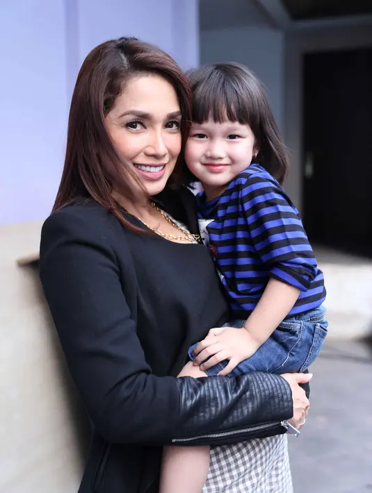 "Pastinya sedikit khawatir aja, tapi aku positif thinking. Ga mau kurangin upload foto. Karena itu adalah kebahagiaan ama anak, keluarga. Ga batasi, biasa aja," ujar istri Andhika Pratama ini. (Nurwahyunan/Bintang.com)