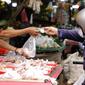 Aktivitas jual beli di Pasar Lembang, Tangerang, Selasa (24/8/2021). Berdasarkan survei pemantauan harga yang dilakukan bank sentral pada minggu ketiga Agustus 2021, inflasi diperkirakan sebesar 0,04% secara bulanan atau month on month (mom). (Liputan6.com/Angga Yuniar)