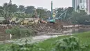 Pekerja menggunakan kendaraan alat berat saat menyelesaikan proyek Normalisasi Sungai Ciliwung di kawasan Cawang, Kramat Jati, Jakarta Timur, Rabu (7/12/2022). Kepala Dinas SDA Yusmada Faizal mengatakan anggaran itu akan digunakan untuk pembebasan lahan di empat kelurahan prioritas dalam program normalisasi Sungai Ciliwung. (merdeka.com/Iqbal S. Nugroho)