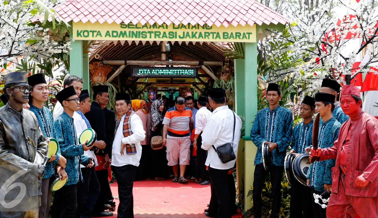 Suasana Lebaran Betawi yang digelar di Lapangan Banteng, Jakarta pada Minggu (23/8/2015). (Liputan6.com/Yoppy Renato)
