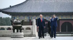 Presiden Tiongkok, Xi Jinping (kanan) dan Presiden Amerika Serikat (AS), Donald Trump mengunjungi Temple of Heaven, Beijing, Kamis 14 Mei 2026. (Brendan Smialowski/Pool Photo via AP)