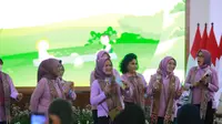 Ibu Negara Iriana Jokowi bersama anggota Organisasi Aksi Solidaritas Era Kabinet Indonesia Maju (OASE-KIM) berkunjung ke sejumlah tempat di Kabupaten Banyuwangi, Jawa Timur. (liputan6.com/Hermawan Arifianto)