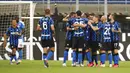 Pemain Inter Milan merayakan gol yang dicetak oleh Danilo D'Ambrosio ke gawang Napoli pada laga Serie A di Stadion Giuseppe Meazza, Selasa (28/7/2020). Inter Milan menang 2-0 atas Napoli. (AP Photo/Antonio Calanni)