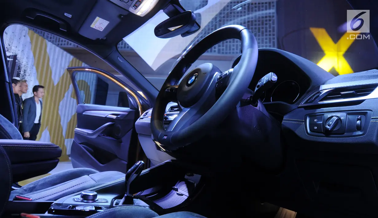 Interior dan panel dalam BMW X2 First-ever  seri terbaru saat peluncuran di Jakarta, Rabu (31/10). First-ever BMW X2 adalah Sports Activity Coupe yang bisa melaju berbagai medan yang di bandrol dengan harga RP 839 juta. (Merdeka.com/Dwi Narwoko)