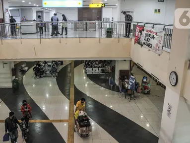 Aktivitas calon penumpang bus AKAP di Terminal Pulogebang, Jakarta, Rabu (24/11/2021). Pemerintah menerbitkan aturan PPKM level 3 untuk masa libur Natal dan tahun baru sesuai Instruksi Mendagri Nomor 62 Tahun 2021 yang berlaku pada 24 Desember 2021-2 Januari 2022. (merdeka.com/Iqbal S. Nugroho)