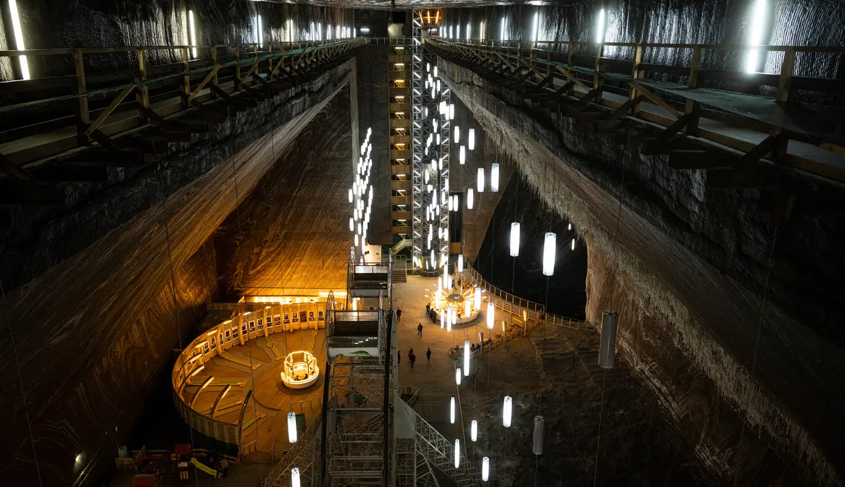 Orang-orang berjalan dalam Salina Turda, bekas tambang garam yang berubah menjadi objek wisata, sekarang terdaftar oleh otoritas darurat sebagai tempat perlindungan pertahanan sipil potensial di Turda, Rumania, 17 Oktober 2022. Negara-negara G7 pun telah memperingatkan Rusia agar tidak mengambil langkah yang bisa memicu perang nuklir tersebut. (AP Photo/Vadim Ghirda)