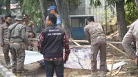 Lebih dari 200 spanduk atau Alat Peraga Kampanye (APK) milik para caleg yang terpasang di kawasan Tangerang, dicopot. (Liputan6.com/ Pramita Tristiawati)