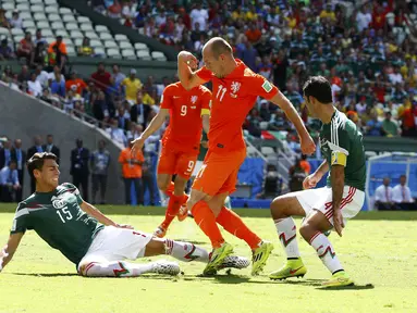 Bek Meksiko, Hector Moreno mengalami patah tulang kering pada kaki kiri saat timnya kalah 1-2 dari Belanda, Brasil, Minggu (29/6/14). (REUTERS/Murad Sezer)