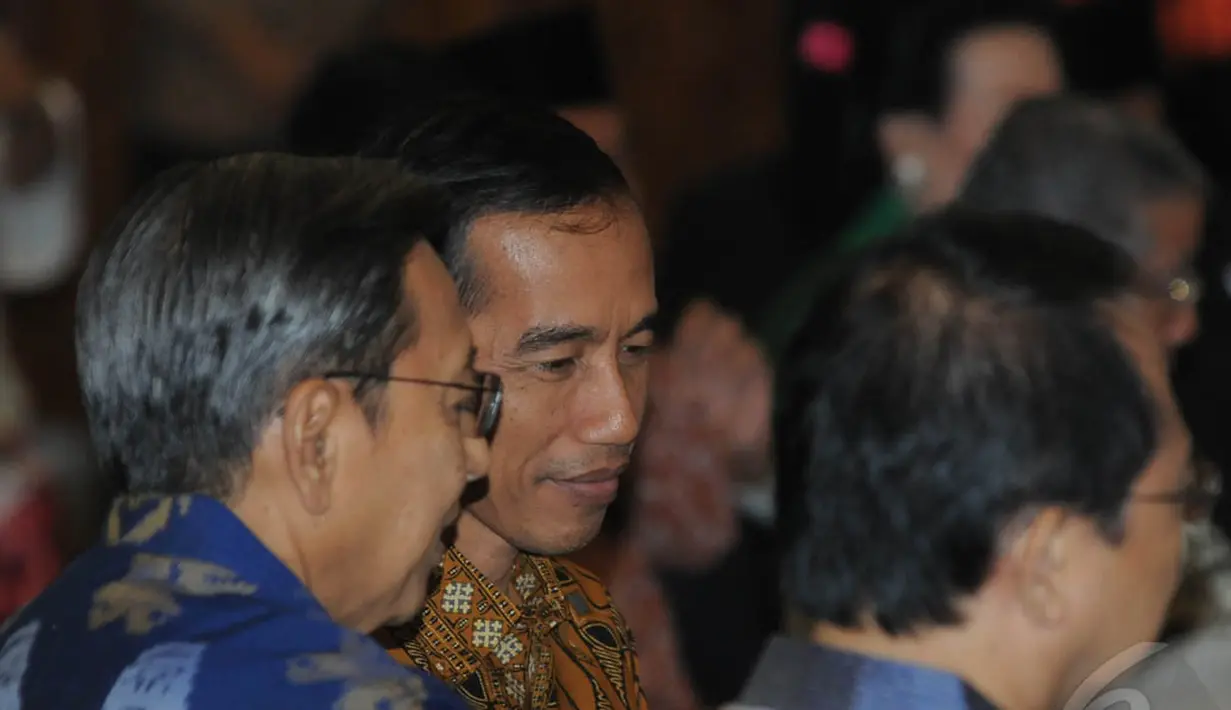 Jokowi dan Wapres Boediono terlihat berbincang hangat saat menghadiri acara Hut DPD yang ke-10, di Gedung Nusantara IV DPR RI, Senayan, Jakarta, Senin (29/9/2014) (Liputan6.com/Herman Zakharia)