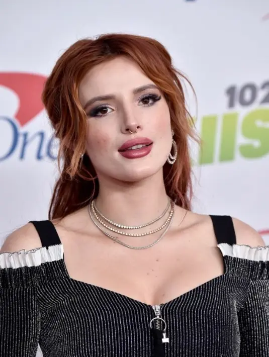 Dalam unggahan Insta Storynya, Bella mengatakan bahwa ia bingung harus melakukan apa dengan bibirnya yang bengkak karena alergi. (Frazer Harrison / GETTY IMAGES NORTH AMERICA / AFP)